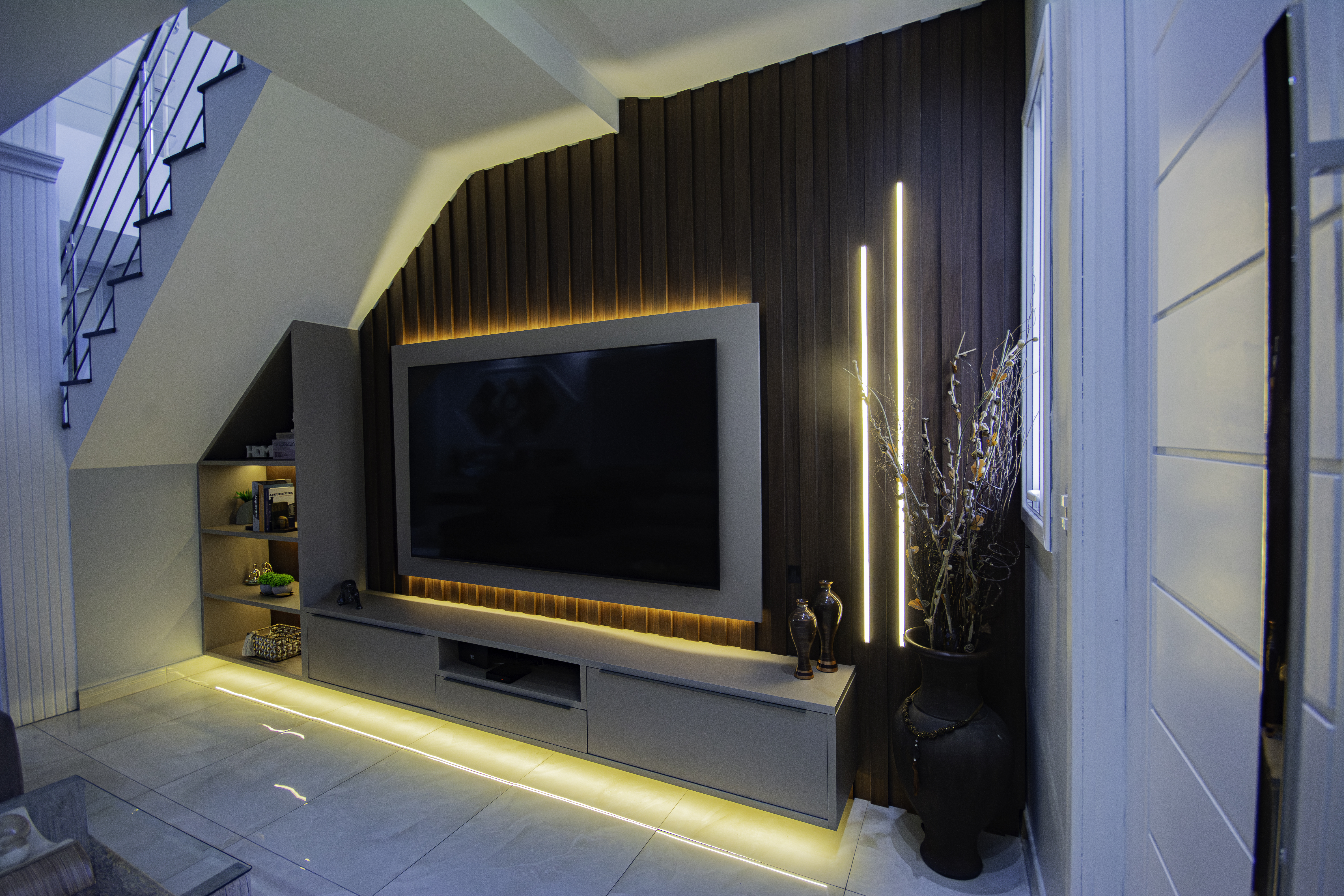 Sala planejada com painéis ripados e iluminação LED embutida